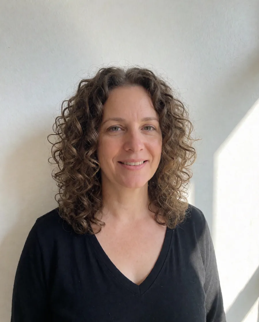 Frau mit schulterlangen Locken