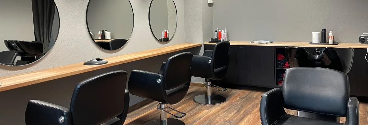 Blick in den Friseur Salon Nana mit Spiegeln und Bedienplätzen